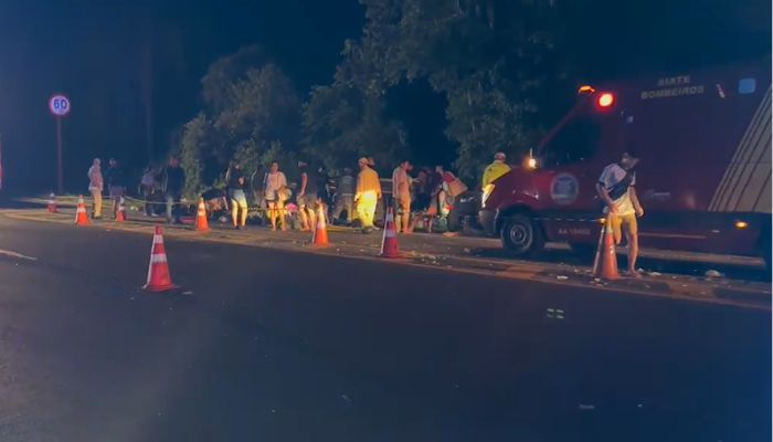 Após batida, ônibus tomba e nove ficam feridos na BR 277 em Fernandes Pinheiro 